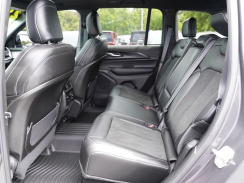 Used 2025 Jeep Grand Cherokee Altitude AWD/4WD image 5