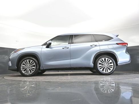Used 2023 Toyota Highlander Platinum FWD image 34