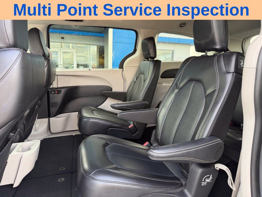 Used 2024 Chrysler Pacifica Touring-L FWD image 11