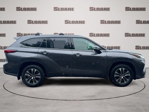 Used 2021 Toyota Highlander XLE AWD/4WD image 6