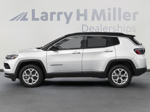 Used 2025 Jeep Compass Latitude AWD/4WD image 5