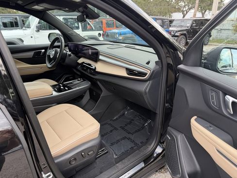 Used 2025 Buick Enclave Preferred w/ Power Package image 29