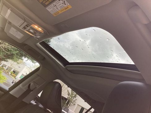 Used 2023 Toyota Highlander Limited image 3