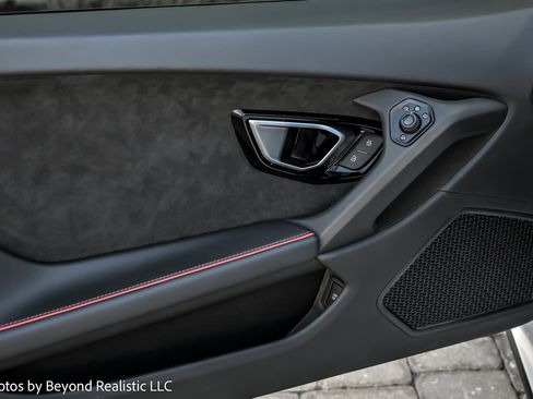 Used 2021 Lamborghini Huracan EVO image 21