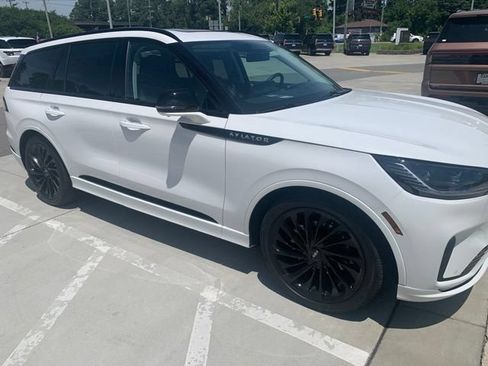 Used 2026 Lincoln Aviator Reserve AWD/4WD image 3