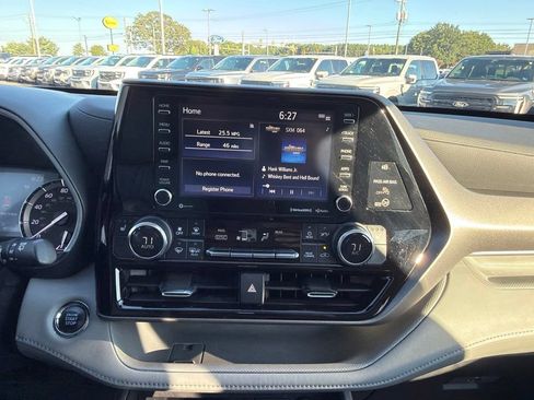 Used 2022 Toyota Highlander XLE AWD/4WD image 30
