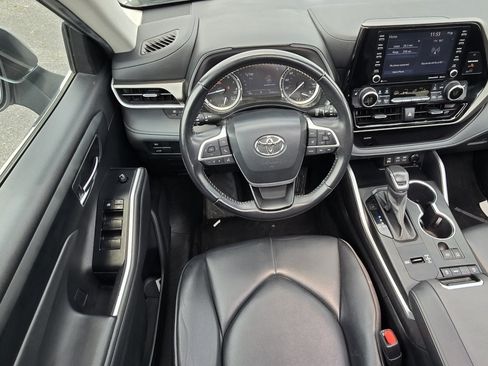 Used 2022 Toyota Highlander XLE FWD image 23