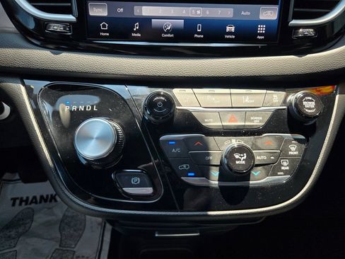 Used 2025 Chrysler Pacifica Select FWD image 27