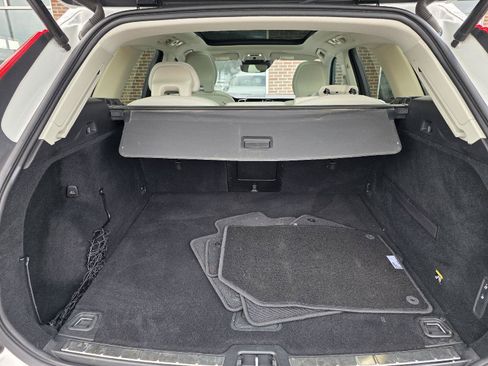 Used 2019 Volvo XC60 T5 Momentum w/ Premium Package AWD/4WD image 16