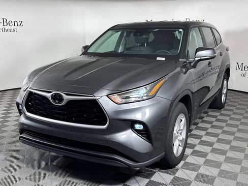 Used 2023 Toyota Highlander LE FWD image 3