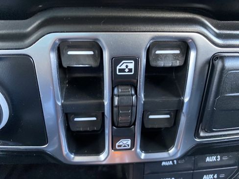 Used 2021 Jeep Gladiator Willys image 31