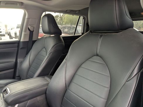Used 2021 Toyota Highlander XLE AWD/4WD image 10