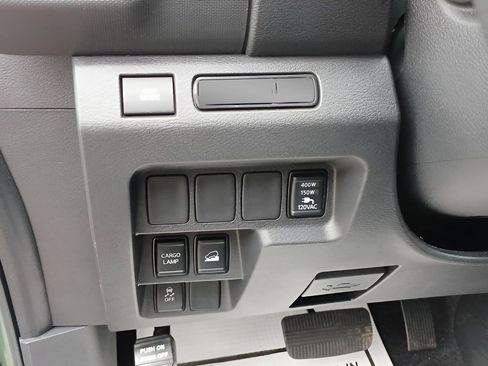 Used 2024 Nissan Frontier SL image 23