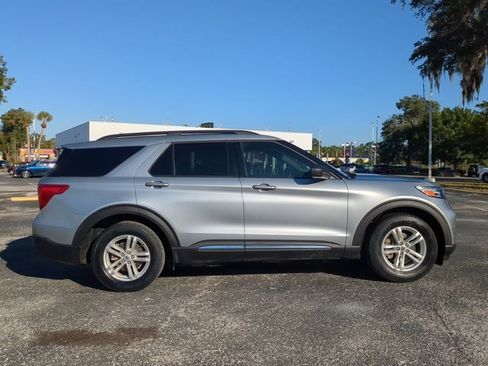 Used 2020 Ford Explorer XLT image 3