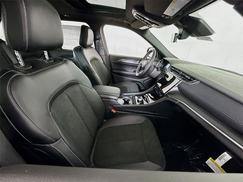 New 2025 Jeep Grand Cherokee Altitude image 21