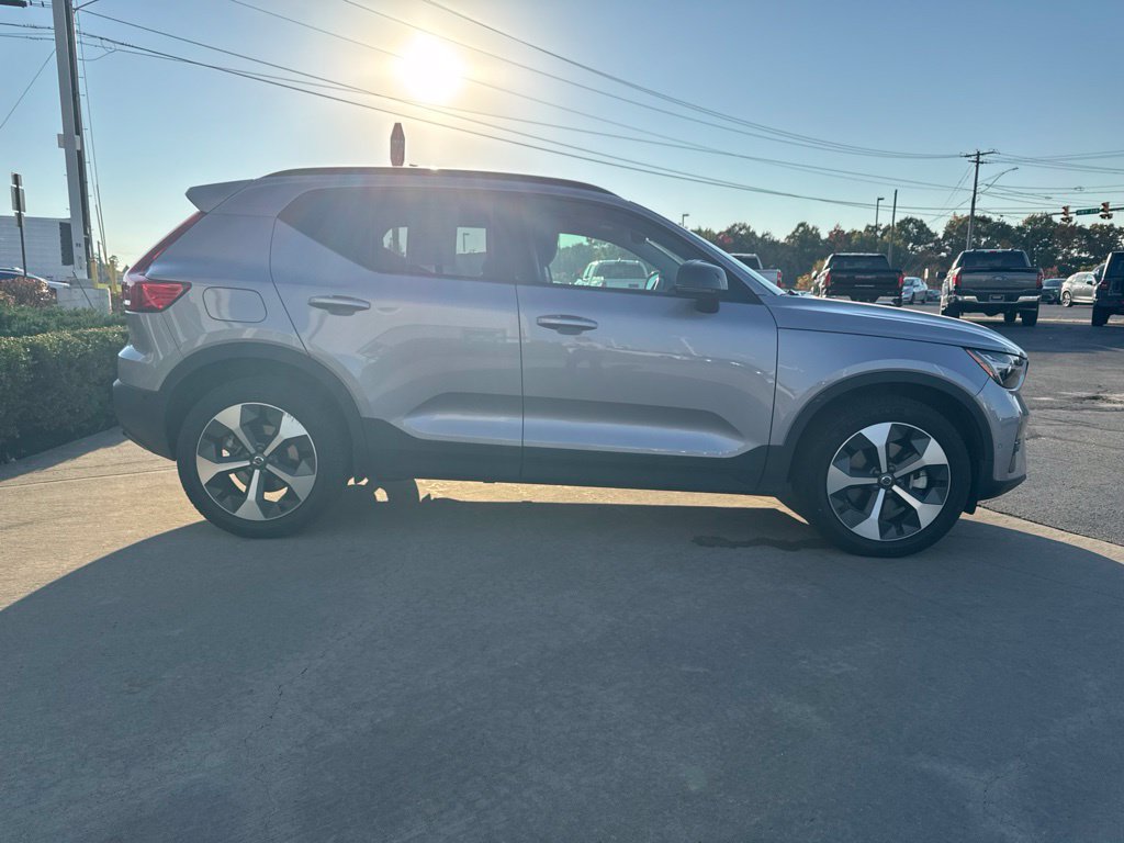 Used 2026 Volvo XC40 B5 Plus AWD/4WD image 4