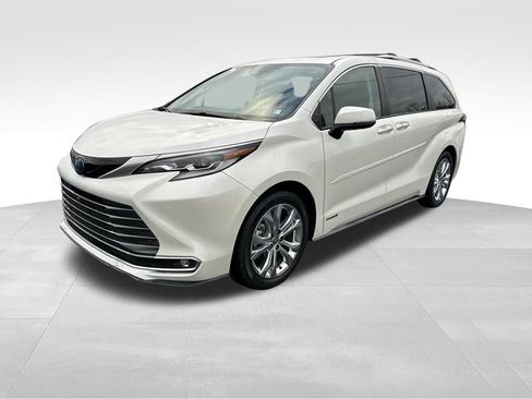 Used 2021 Toyota Sienna Platinum image 3