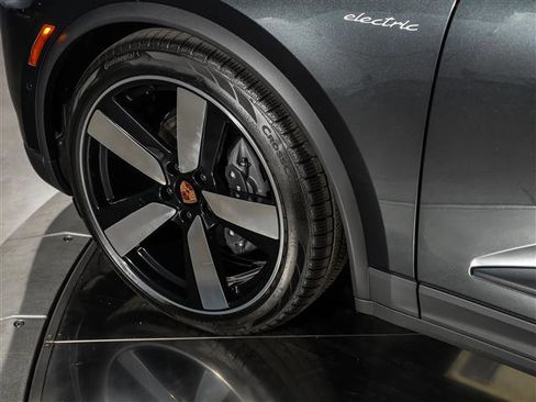 Used 2025 Porsche Macan Electric image 16