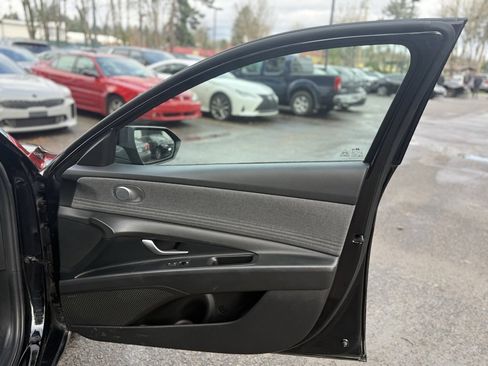 Used 2024 Hyundai Elantra Limited image 19