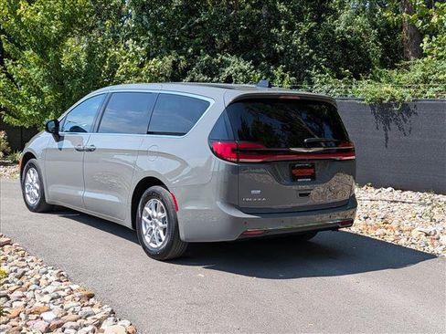 Used 2025 Chrysler Pacifica Select FWD image 3