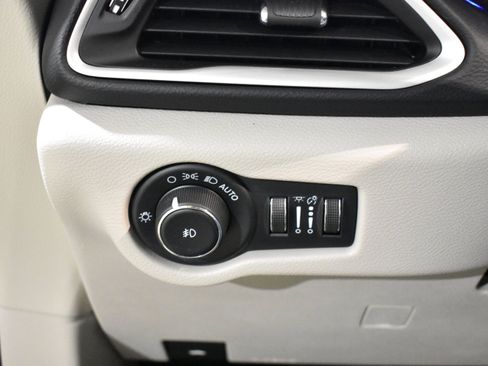 Used 2023 Chrysler Pacifica Touring-L FWD image 16
