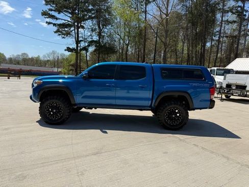 Used 2017 Toyota Tacoma TRD Off-Road image 9