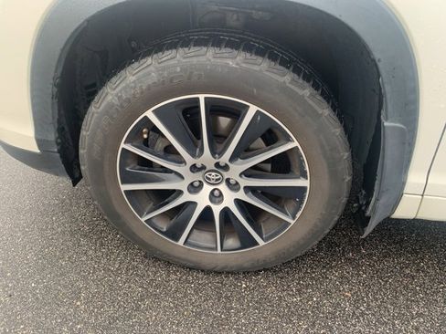 Used 2017 Toyota Highlander SE image 12