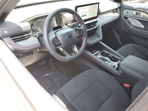 Used 2025 Ford Explorer ST image 3