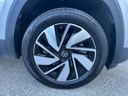 Used 2025 Volkswagen Atlas SE image 30