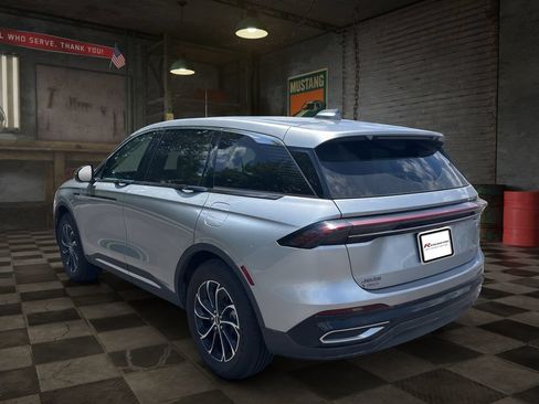 Used 2025 Lincoln Nautilus Premier AWD/4WD image 4