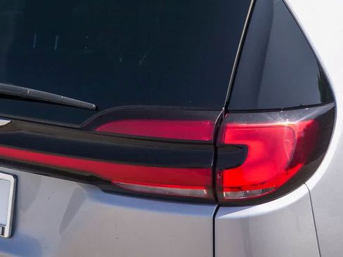 Used 2023 Chrysler Pacifica Touring-L image 14