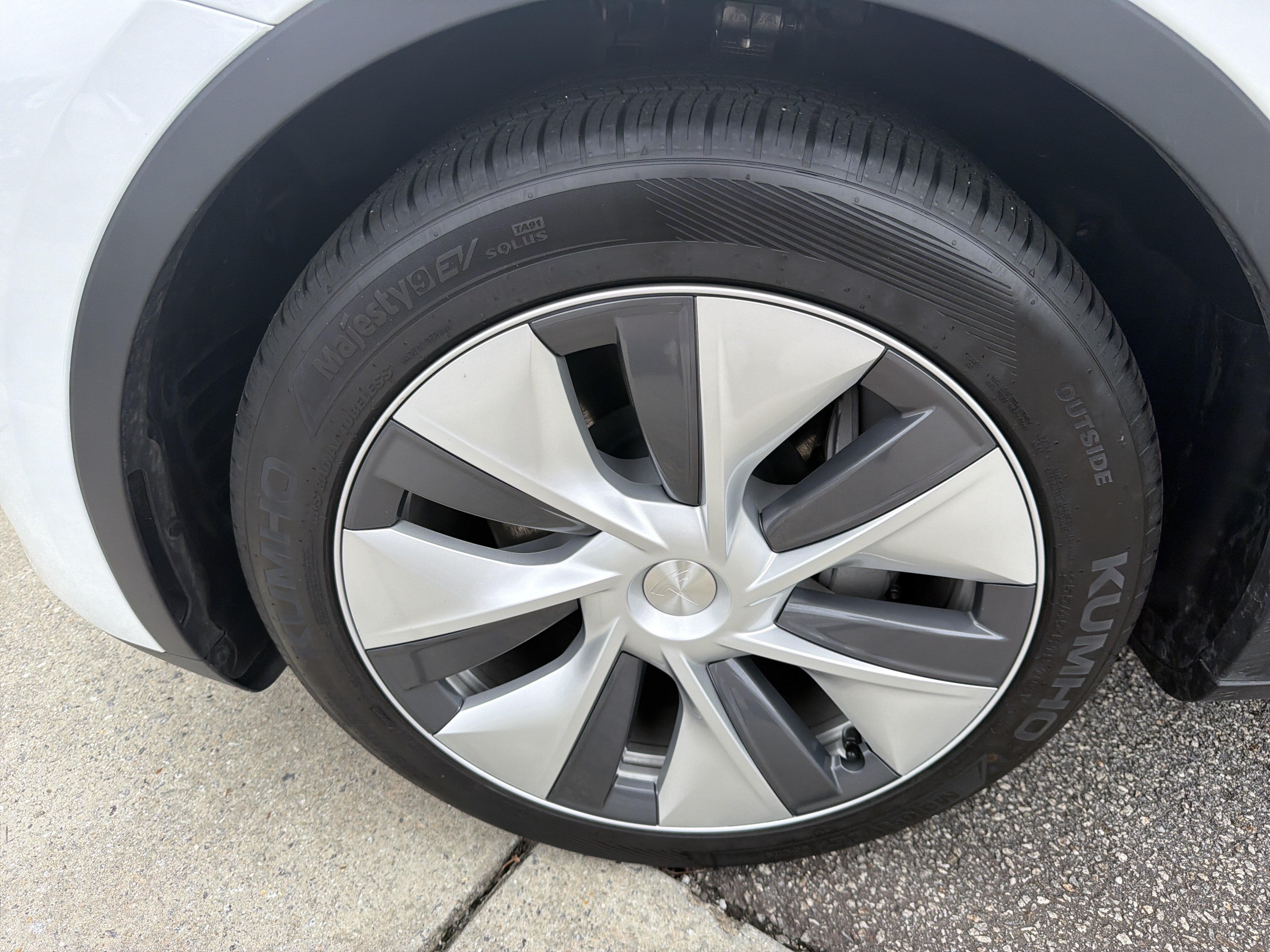 Used 2023 Tesla Model Y Long Range AWD/4WD image 16