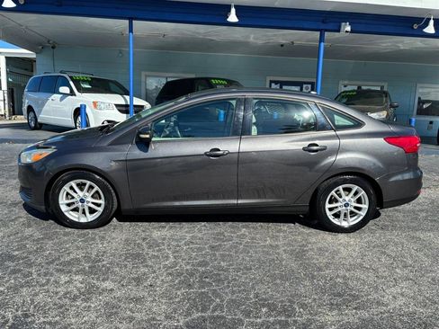 Used 2015 Ford Focus SE image 2