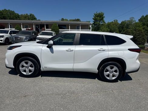 Used 2023 Toyota Highlander LE image 2
