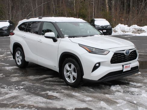 Used 2023 Toyota Highlander LE image 3