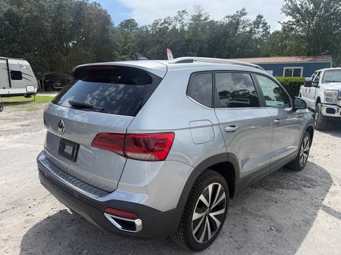 Used 2023 Volkswagen Taos SE w/ Panoramic Sunroof Package FWD image 5