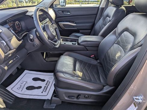 Used 2023 Nissan Pathfinder Platinum image 25