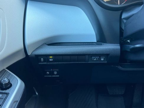 Used 2025 Toyota Sienna XLE FWD image 31