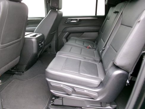 Used 2025 Chevrolet Suburban Z71 AWD/4WD image 9