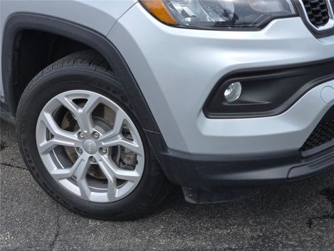 Used 2024 Jeep Compass Latitude image 4