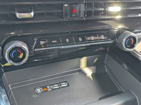 New 2025 Chevrolet Suburban Premier image 18