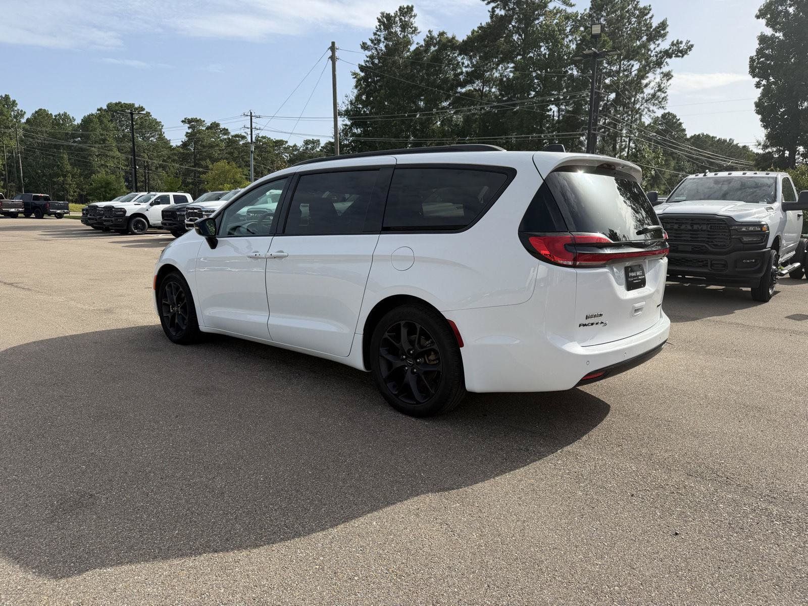 Used 2025 Chrysler Pacifica Limited FWD image 4