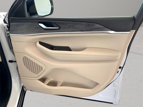 Used 2023 Jeep Grand Cherokee Limited image 29