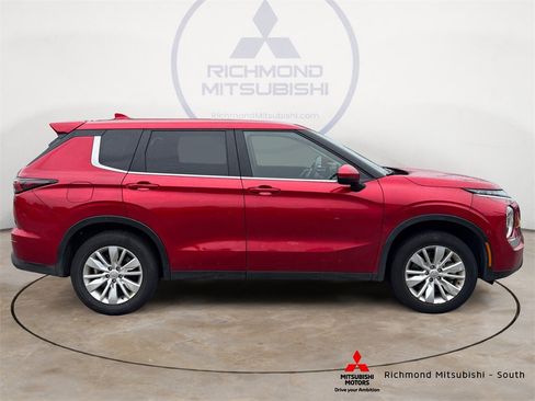 Used 2025 Mitsubishi Outlander ES image 2