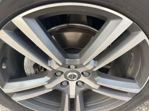 Used 2019 Volvo XC60 T5 Momentum w/ Multimedia Package image 9