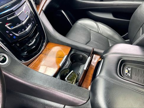 Used 2017 Cadillac Escalade Luxury AWD/4WD image 16
