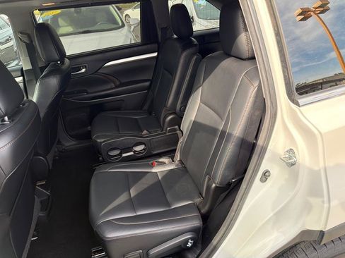 Used 2017 Toyota Highlander XLE FWD image 19