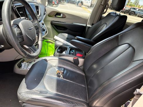 Used 2017 Chrysler Pacifica Touring-L w/ Tire & Wheel Group FWD image 6