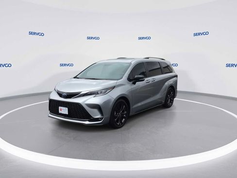 Used 2024 Toyota Sienna XSE FWD image 4
