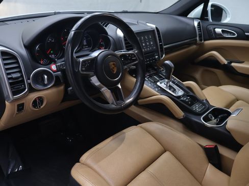 Used 2018 Porsche Cayenne w/ Premium Package AWD/4WD image 17